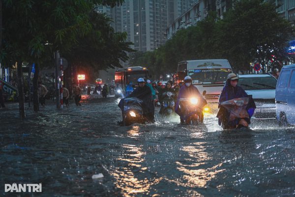 Những lưu ý sau khi lái xe máy đi qua vùng nước ngập