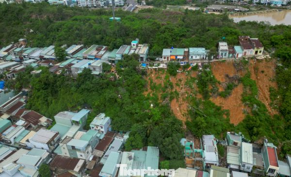 Những mái nhà chênh vênh bên sườn núi trước mùa mưa bão