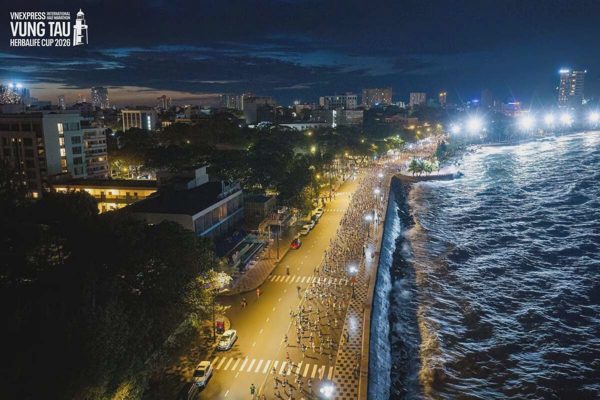 Những màn 'rượt đuổi' trong gió lớn tại VnExpress Marathon Vũng Tàu Herbalife Cup