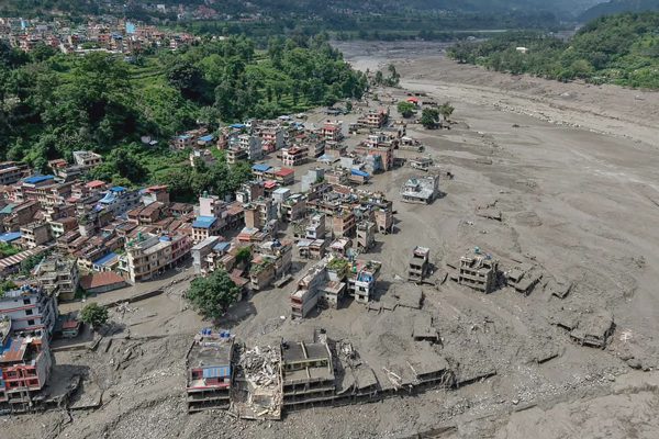 Những ngôi làng chìm trong bùn đất sau lũ quét như sóng thần ở Nepal