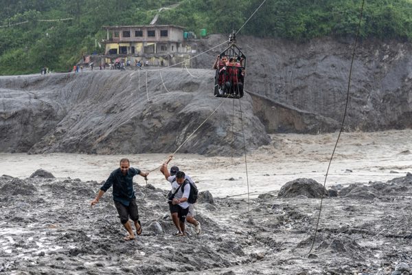 Những người bị mắc kẹt ở vùng lũ Nepal vượt sông Trishuli bằng dây cáp trượt