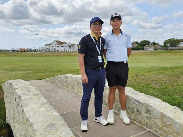Những người cha đứng phía sau golfer trẻ