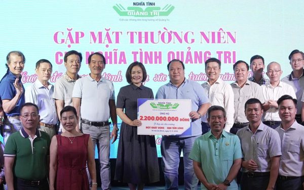 'Những người con Quảng Trị' tiếp sức SV nghèo 2,2 tỉ đồng: Chúng tôi nhận lại sức mạnh!