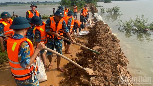 Những người lính Không quân trên tuyến đê Vàng