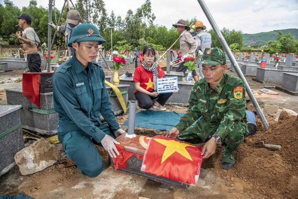 Những người lính ở lại núi Dàng: Mối tình lính DKB và cô y tá