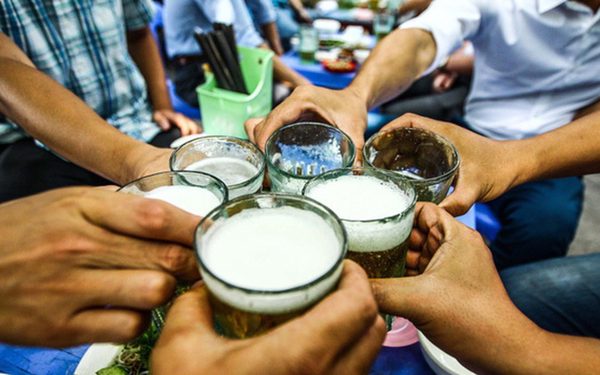 Những người 'ngày làm ba trăm rưỡi, uống bia hết năm trăm ngàn'