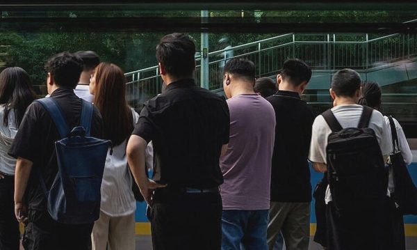 Những người thất nghiệp giả vờ đi làm mỗi ngày