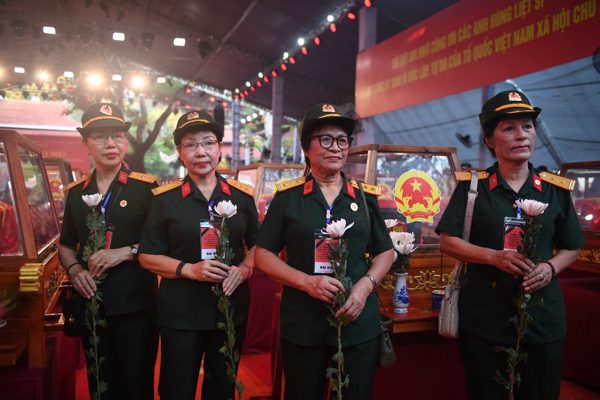 Những nhành hoa trắng tiễn đưa các anh một đoạn đường