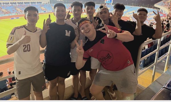 Những ông Tây thành 'fan cuồng' của ĐTQG Việt Nam