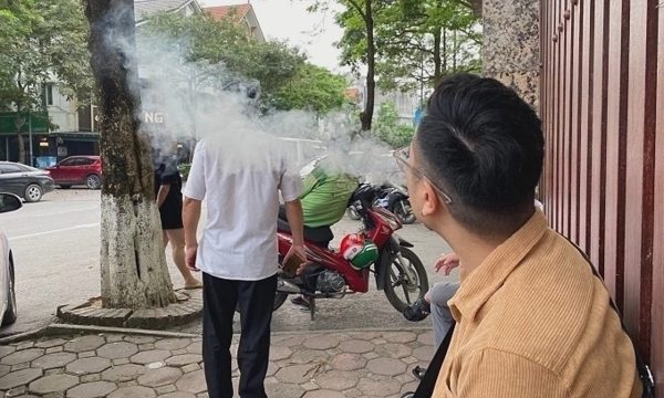 Những phụ huynh vô tư hút thuốc dù nhiều trẻ em ở gần