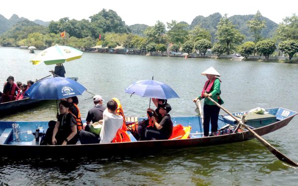 Những phụ nữ lái đò ở chùa Hương