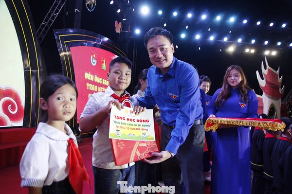 Những suất học bổng thắp sáng ước mơ đến trường