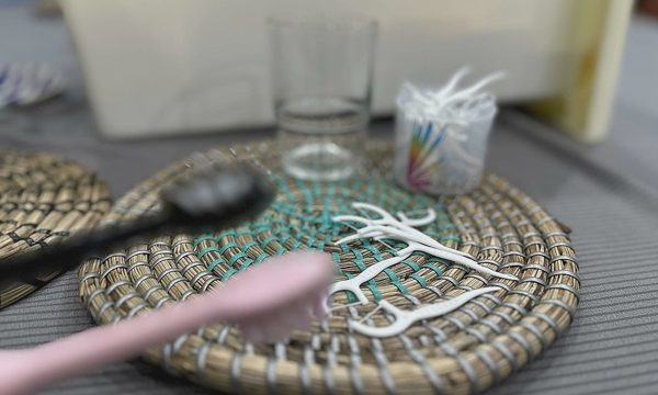 Những thay đổi trong miệng khiến hơi thở có mùi