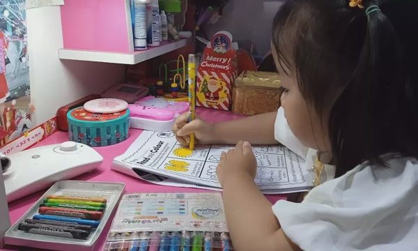 Những thời điểm không nên cho trẻ dùng thiết bị điện tử