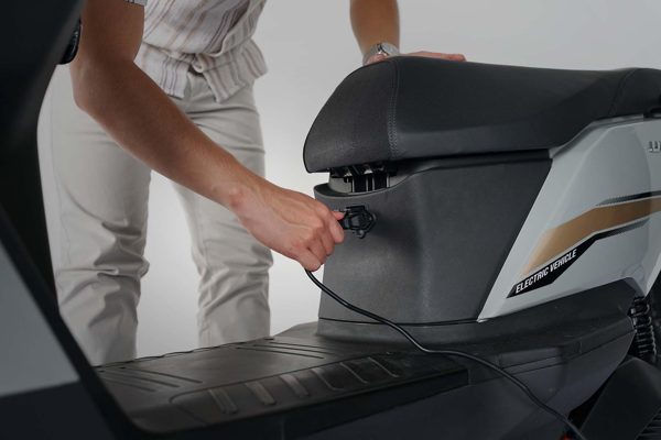 Những thói quen khi sạc xe máy điện có thể gây cháy, nổ