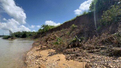 Những vách sạt dựng đứng 7m, sông Trà Khúc 'ngoạm' sâu vào đất dân