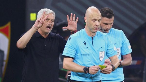 Những vụ công kích trọng tài nổi tiếng của Mourinho