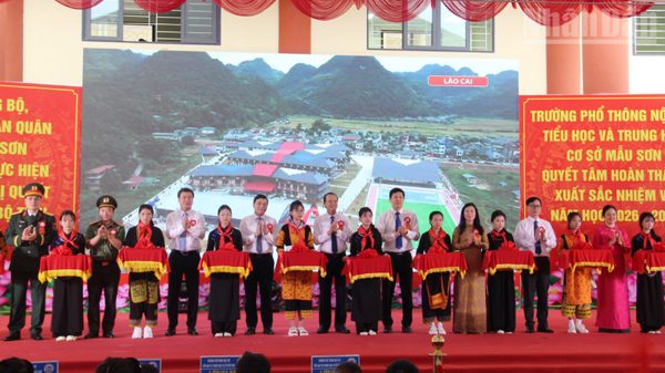 Niềm vui mới trong ngày khai giảng nơi biên cương xứ Lạng