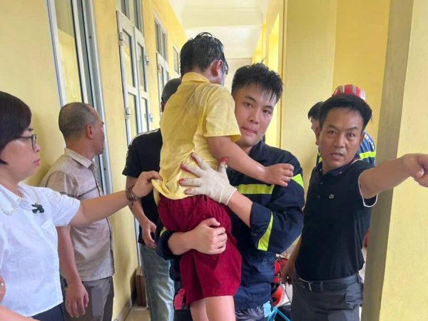 Ninh Bình: Bé trai lớp 2 mắc kẹt trong khe tường ở trường tiểu học