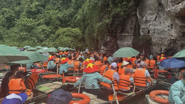 Ninh Bình quá tải, Phú Quý vắng vẻ dịp lễ 2/9