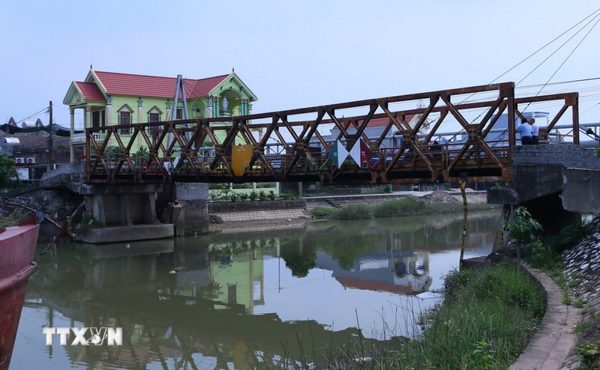 Ninh Bình: Tháo dỡ cầu sắt hơn 20 năm tuổi bắc qua kênh Quần Liêu