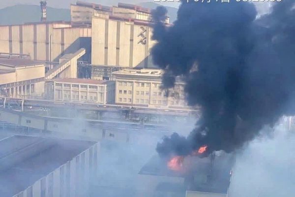 Nổ lò gió nóng tại Formosa Hà Tĩnh, cột khói đen bốc cao