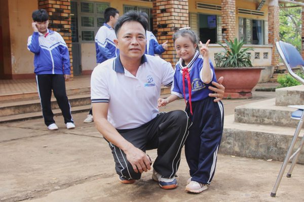 Nỗ lực đến trường của nữ sinh “tí hon” 13 tuổi chỉ cao 97cm