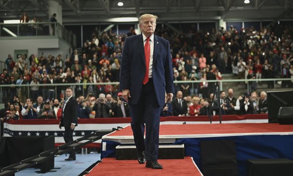 Nỗ lực vượt nghìn dặm của ông Trump để cứu ghế thượng nghị sĩ ở Alaska