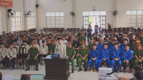 Nổ súng hỗn chiến trong đêm, 53 thanh niên hầu tòa