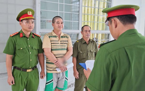 Nợ tiền mua gas không trả còn dùng gậy ba khúc đánh người, công an bắt giam