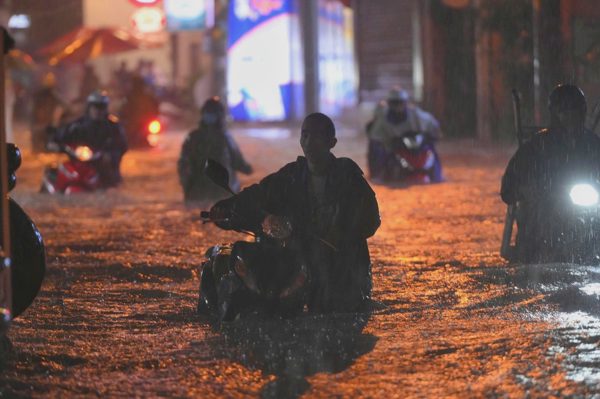 Nỗi ám ảnh "nhìn trời đoán mưa", hối hả chạy ngập ở khu Đông TPHCM