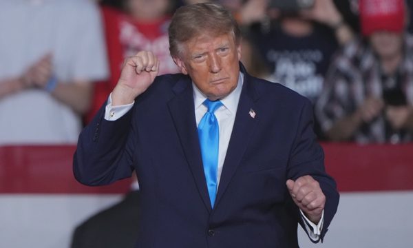 Nỗi bất bình với tuyên bố 'để Iran xóa sổ Los Angeles, San Diego' của ông Trump