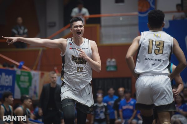 Nội binh cao hơn 2m tỏa sáng, Saigon Heat hạ Buffaloes trên sân nhà