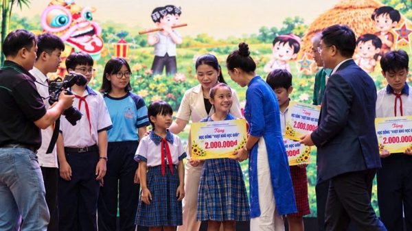 Nối dài những mùa trăng yêu thương