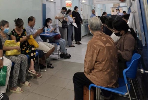 Nơi hàng ghế chờ, tôi thấy mình ngày sau