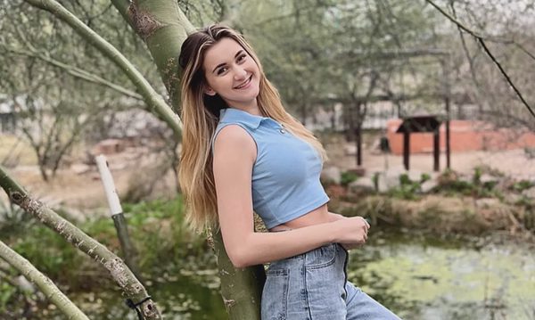Nỗi khổ của cô gái mắc bệnh dị ứng nước