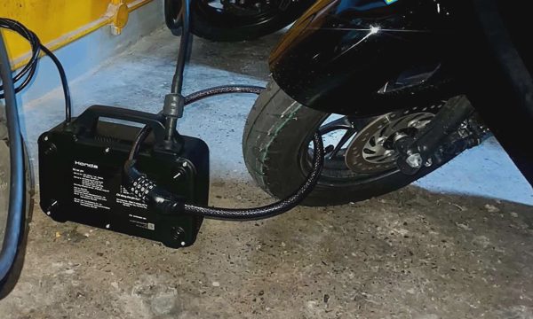 Nỗi lo mất sạc của người dùng xe máy điện