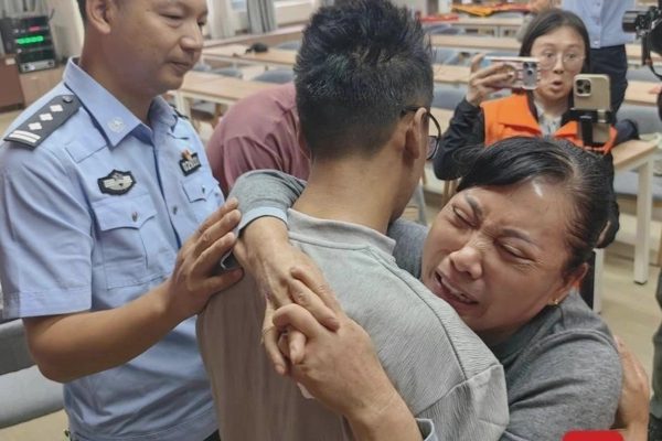 Nỗi oan của người mẹ bị hiểu lầm bỏ rơi người con Trung Quốc suốt 37 năm