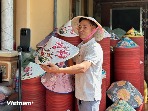 Nón lá Đào Khê lên TikTok Shop, đưa nghề truyền thống đi xa
