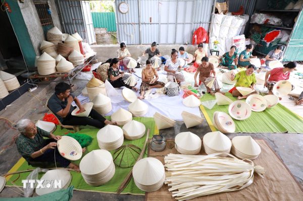 Nón lá Xuân Lộc: Giữ nghề truyền thống, tạo sinh kế bền vững