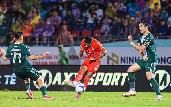 NÓNG: Ban kỷ luật của VFF sẽ họp vụ Huỳnh Tấn Sinh đá thô bạo vào chân Đình Bắc