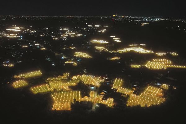 Nông dân bắt hoa cúc “thức trắng đêm”, ép đơm bông đúng dịp Tết