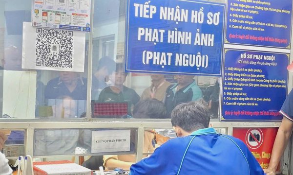 Nộp phạt nguội vi phạm giao thông: Đóng tiền online, vì sao vẫn phải đến trụ sở?