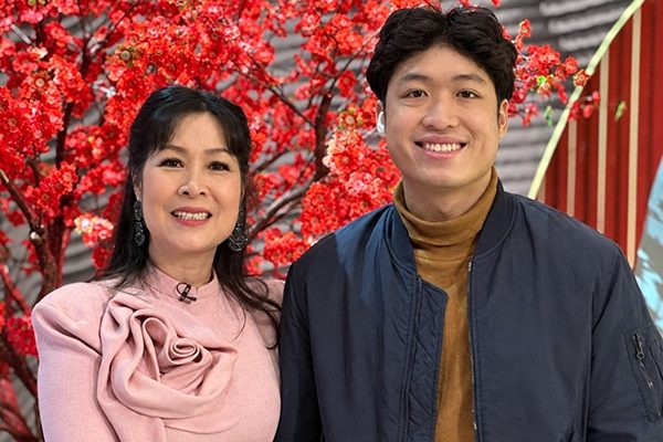 NSND Hồng Vân được vinh danh ở tuổi 60, bất ngờ nhắc về con trai Phó Giám đốc