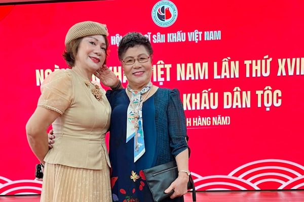 NSND Hương Dung và NSND Tâm Chính vui mừng ngày hội ngộ