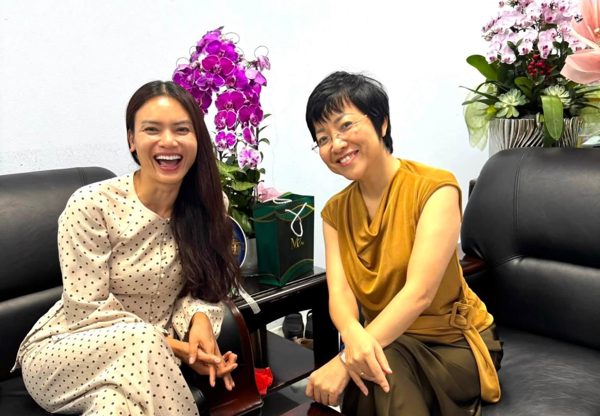NSND Phạm Phương Thảo tặng quà cho MC Thảo Vân, diễn viên Quỳnh Nga tâm trạng