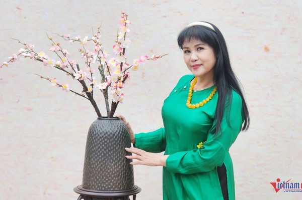 NSND Thanh Ngoan, NSƯT Việt Hoàn hát ở lễ hội đền Trần Thương