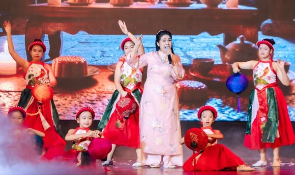 NSND Thanh Ngoan tuổi 60 'quẩy' tưng bừng, Vân Dung đại náo 'Trẩy hội trăng rằm'