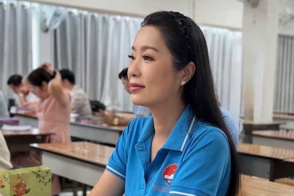 NSND Trịnh Kim Chi rạng rỡ trong phòng thi, Chí Trung đọ giọng cùng Trọng Tấn