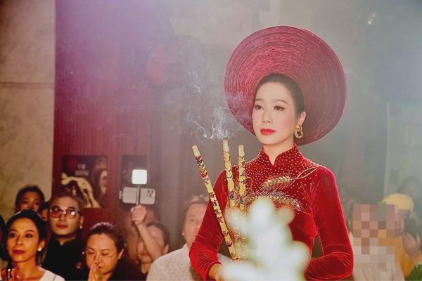 NSND Trịnh Kim Chi tất bật trong ngày Giỗ Tổ sân khấu với vai trò mới